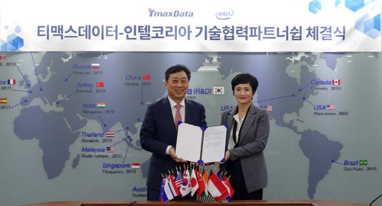 티맥스데이터와 인텔코리아가 경기도 성남시 분당에 위치한 티맥스타워에서 공공 및 엔터프라이즈 시장공략을 위한 전략적 업무 협약을 체결했다. (왼쪽부터 티맥스데이터 이희상 사장, 인텔코리아 권명숙 사장)